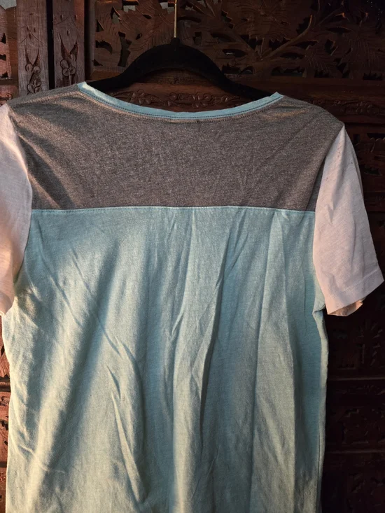 PINK Victoria's Secret Colorblock V-Neck Tee in Light Blue, Gray & White - Picture 7 of 8